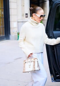 jennifer-lopez-in-a-white-turtleneck-sweater-and-white-sweatpants-in-new-york-04-23-2024-6.jpg
