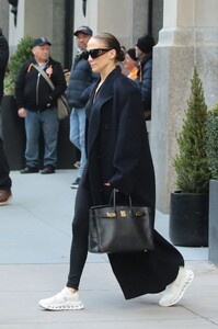 jennifer-lopez-in-all-black-out-in-new-york-04-10-2024-0.jpg