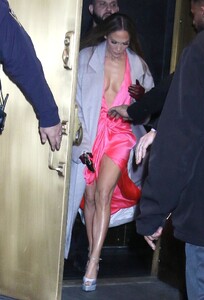 jennifer-lopez-in-cleavage-baring-dress-exiting-the-tonight-show-jimmy-fallon-in-nyc-02-16-2024-3.jpg