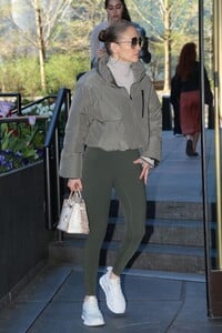 jennifer-lopez-in-sportswear-in-new-york-04-16-2024-4.jpg