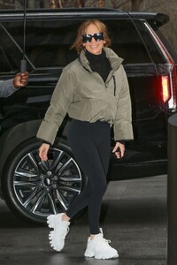 jennifer-lopez-street-style-new-york-04-01-2024-2.thumb.jpg.b84db643a89f4f8546884c2f33281b9d.jpg