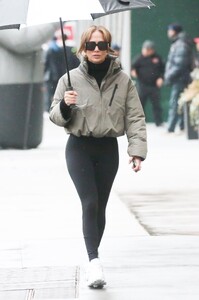 jennifer-lopez-street-style-new-york-04-01-2024-4.thumb.jpg.bfadd3450013e288814cac8d52ab7d82.jpg