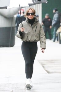 jennifer-lopez-street-style-new-york-04-01-2024-5.thumb.jpg.c53365327881cb6a9c2bc41acebdb698.jpg