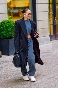 jennifer-lopez-stuns-in-nyc-a-glimpse-into-her-makeup-free-outing-04-24-2024-0.jpg