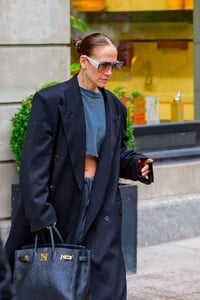 jennifer-lopez-stuns-in-nyc-a-glimpse-into-her-makeup-free-outing-04-24-2024-1.jpg