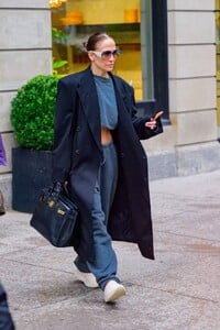 jennifer-lopez-stuns-in-nyc-a-glimpse-into-her-makeup-free-outing-04-24-2024-2.jpg