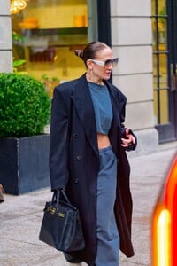 jennifer-lopez-stuns-in-nyc-a-glimpse-into-her-makeup-free-outing-04-24-2024-3.jpg