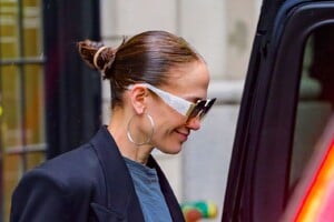 jennifer-lopez-stuns-in-nyc-a-glimpse-into-her-makeup-free-outing-04-24-2024-4.jpg
