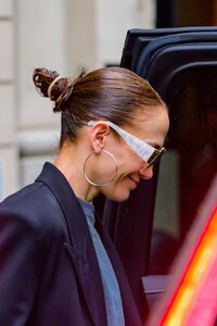 jennifer-lopez-stuns-in-nyc-a-glimpse-into-her-makeup-free-outing-04-24-2024-5.jpg