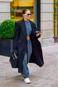 jennifer-lopez-stuns-in-nyc-a-glimpse-into-her-makeup-free-outing-04-24-2024-6.jpg