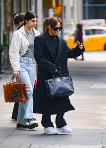 jennifer-lopez-wearing-gucci-sunglasses-and-carrying-a-hermes-birkin-bag-new-york-city-04-20-2024-0.jpg