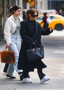 jennifer-lopez-wearing-gucci-sunglasses-and-carrying-a-hermes-birkin-bag-new-york-city-04-20-2024-1.jpg