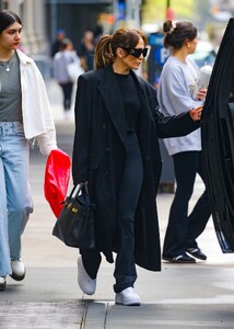 jennifer-lopez-wearing-gucci-sunglasses-and-carrying-a-hermes-birkin-bag-new-york-city-04-20-2024-2.jpg