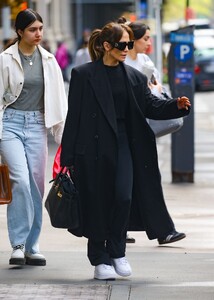 jennifer-lopez-wearing-gucci-sunglasses-and-carrying-a-hermes-birkin-bag-new-york-city-04-20-2024-3.jpg