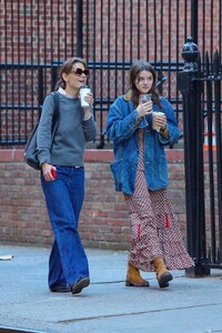 katie-holmes-and-suri-cruise-out-in-nyc-04-22-2024-0.jpg