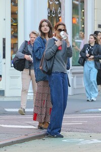 katie-holmes-and-suri-cruise-out-in-nyc-04-22-2024-5.jpg