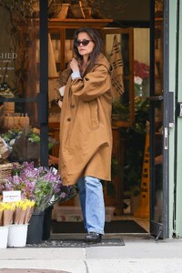 katie-holmes-at-a-retail-store-in-new-york-04-18-2024-0.thumb.jpg.8aa32ca8a077c28b9a86d0ba0af3627a.jpg