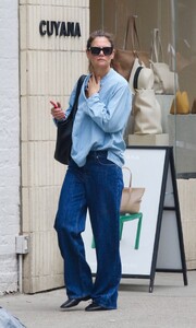 katie-holmes-is-stylish-in-a-shirt-and-jeans-in-manhattan-s-soho-area-04-19-2024-1.jpg