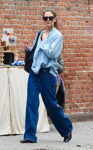 katie-holmes-is-stylish-in-a-shirt-and-jeans-in-manhattan-s-soho-area-04-19-2024-6.jpg