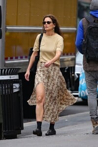 katie-holmes-out-in-new-york-04-12-2024-1.jpg