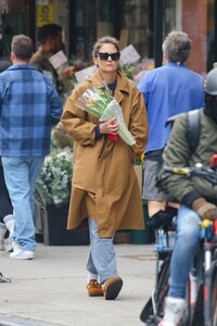 katie-holmes-out-in-new-york-04-19-2024-2.jpg