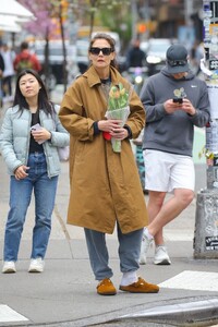 katie-holmes-out-in-new-york-04-19-2024-3.jpg