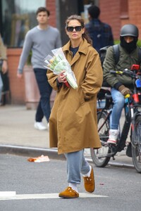 katie-holmes-out-in-new-york-04-19-2024-5.jpg