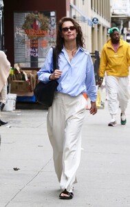 katie-holmes-rocks-a-stylish-classy-look-in-manhattan-s-soho-area-04-17-2024-3.jpg