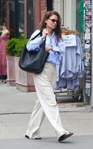 katie-holmes-rocks-a-stylish-classy-look-in-manhattan-s-soho-area-04-17-2024-5.jpg