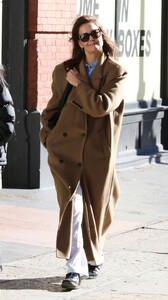 katie-holmes-sporting-a-brown-camel-coat-in-manhattan-s-soho-area-04-07-2024-2.thumb.jpg.3466eeefb0f940ea9709d51e75921774.jpg