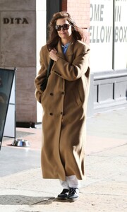 katie-holmes-sporting-a-brown-camel-coat-in-manhattan-s-soho-area-04-07-2024-6.thumb.jpg.faa4c2765867537c446aea6c2068614b.jpg