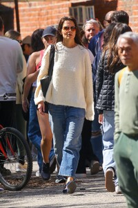 katie-holmes-walking-around-in-soho-ny-04-21-2024-1.jpg