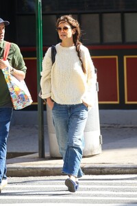 katie-holmes-walking-around-in-soho-ny-04-21-2024-2.jpg