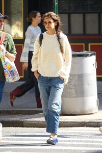 katie-holmes-walking-around-in-soho-ny-04-21-2024-3.jpg