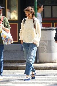 katie-holmes-walking-around-in-soho-ny-04-21-2024-4.jpg