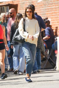 katie-holmes-walking-around-in-soho-ny-04-21-2024-5.jpg