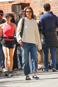 katie-holmes-walking-around-in-soho-ny-04-21-2024-6.jpg