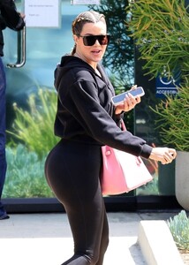 khloe-kardashian-booty-in-tights-in-calabasas-04-19-2024-1.jpg