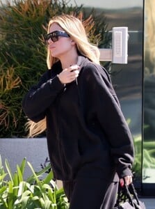 khloe-kardashian-dressed-in-black-03-21-2024-0.jpg