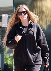 khloe-kardashian-dressed-in-black-03-21-2024-1.jpg