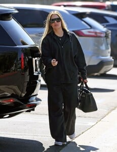 khloe-kardashian-dressed-in-black-03-21-2024-2.jpg