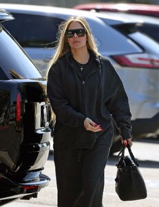 khloe-kardashian-dressed-in-black-03-21-2024-3.jpg