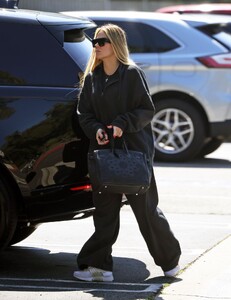 khloe-kardashian-dressed-in-black-03-21-2024-4.jpg