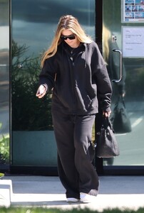 khloe-kardashian-dressed-in-black-03-21-2024-6.jpg