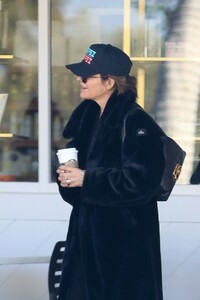 lisa-rinna-at-starbucks-in-los-angeles-03-28-2024-0.jpg