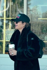 lisa-rinna-at-starbucks-in-los-angeles-03-28-2024-2.jpg