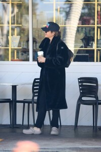 lisa-rinna-at-starbucks-in-los-angeles-03-28-2024-4.jpg