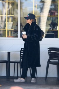 lisa-rinna-at-starbucks-in-los-angeles-03-28-2024-5.jpg