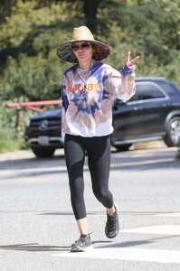 lisa-rinna-hike-through-the-scenic-trails-of-marina-del-rey-03-29-2024-5.jpg