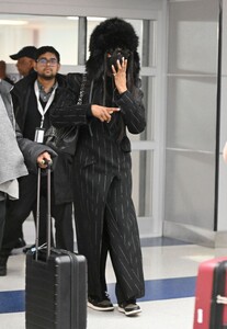 naomi-campbell-arrives-at-jfk-airport-in-new-york-03-06-2024-2.jpg